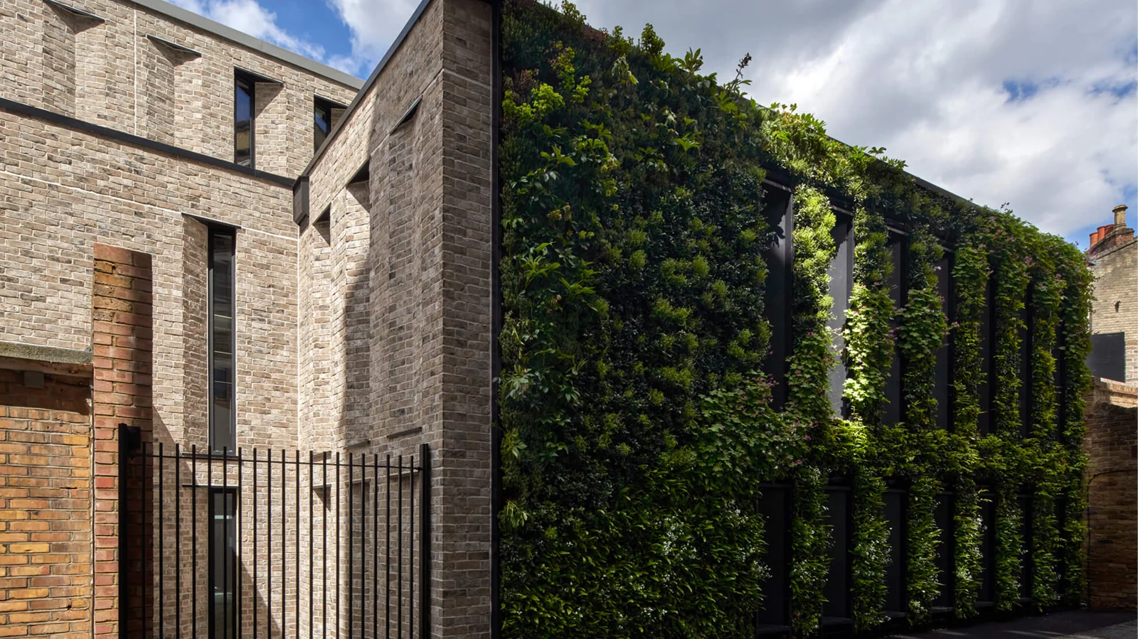 Circular economy lighting: keeping luminaires in use